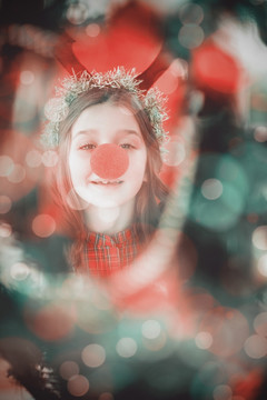 圣诞节戴着红鼻子的小女孩