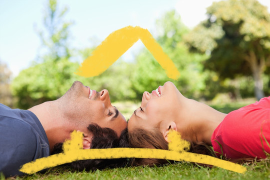 夫妇躺在草地上的复合形象