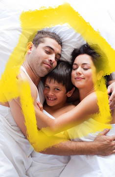 一家人躺在床上睡觉的复合形象