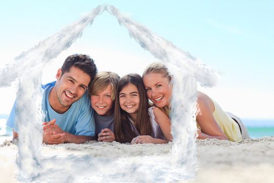 一家人趴在沙滩上微笑的复合形象
