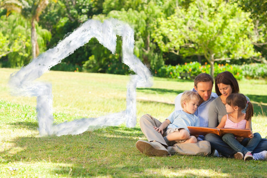 一家人坐在草地上看书的复合形象