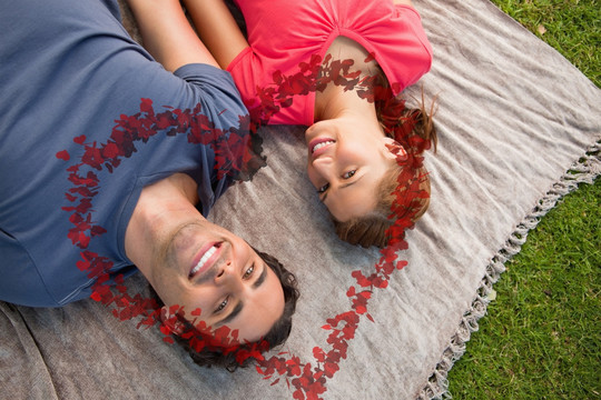 夫妇躺在地上微笑着的复合形象