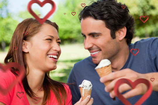 夫妇微笑着吃冰淇淋的复合形象
