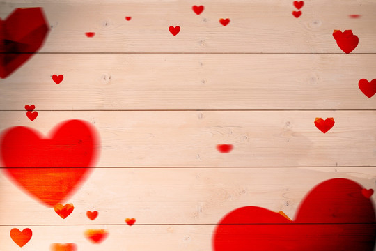 红色的爱心在木板上
