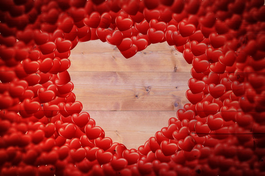红色的爱心在木板上