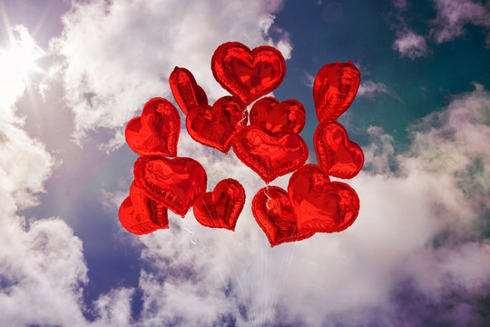 红色爱心气球在天空