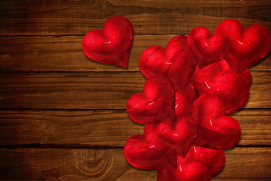 红色的爱的心在木板上