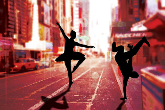 在纽约街跳舞的年轻人