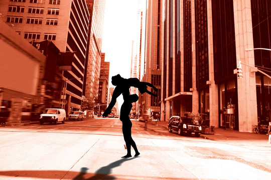 芭蕾舞蹈伙伴在纽约街上跳舞