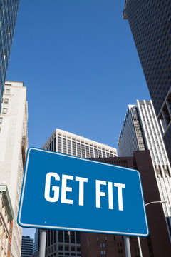 蓝色的广告牌在城市的摩天大楼下