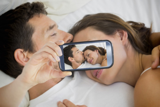 夫妻用智能手机拍照