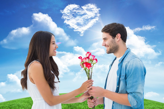 男人微笑着送花给女人的复合形象