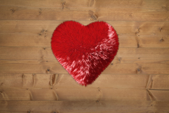 红色爱心在木板背景下