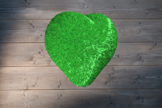 绿色爱心在木板背景下