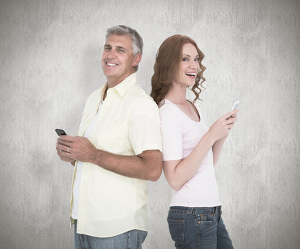 夫妇微笑着拿着手机的复合形象