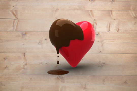 心蘸巧克力在木板背景下