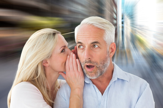 女人在男人耳边低语的复合形象