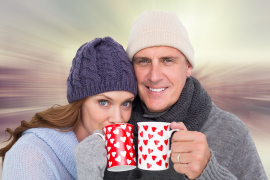 夫妇微笑着喝着咖啡的复合形象