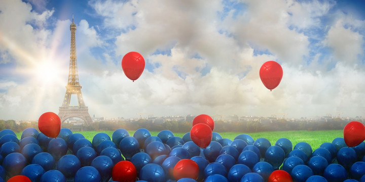 红色和蓝色的气球冲击埃菲尔铁塔