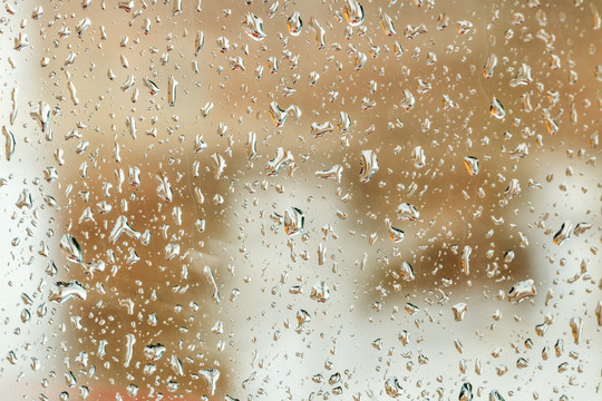 窗上雨水
