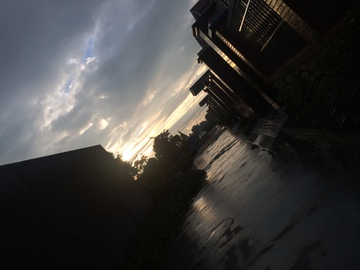 雨后夕阳下的房子