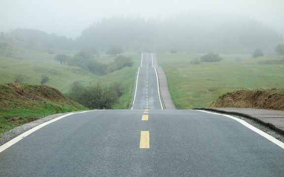 仙女山晨雾中的路