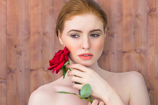 美丽女人拿着红玫瑰花 