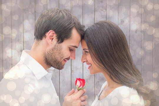 男人微笑着送花给女人的复合形象