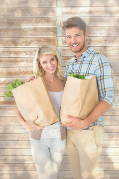 微笑着抱着购物袋的夫妇