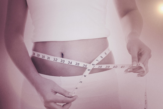 女人的腰腹部测量对灰色