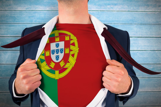 展示葡萄牙国旗衣服的男人