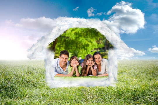 一家人趴在草地上微笑的复合形象