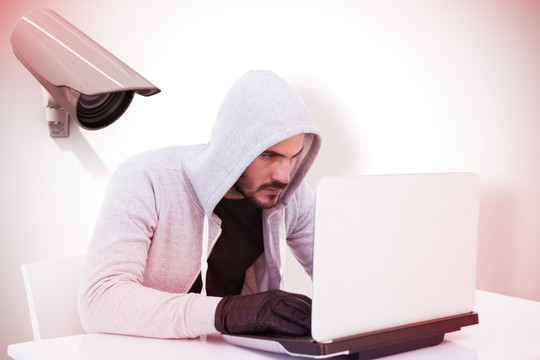 严重的盗窃黑客进入笔记本电脑