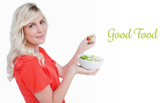 女人微笑着吃蔬菜沙拉的复合形象