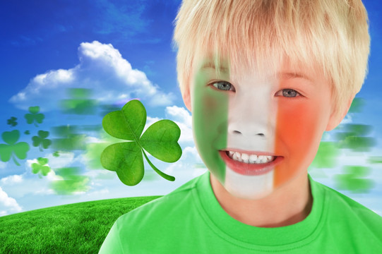 可爱的爱尔兰男孩与三叶草