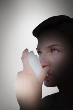 女人吸入哮喘喷雾剂的复合形象
