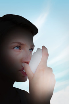 女人吸入哮喘喷雾剂的复合形象