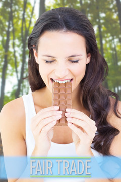 漂亮的黑发女人吃巧克力