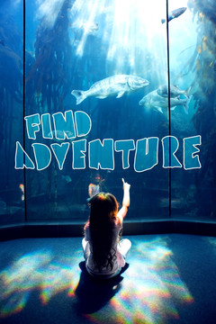 女孩看着水族馆的海洋生物