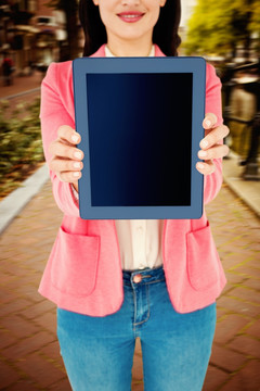 飘逸的黑发女人用平板电脑