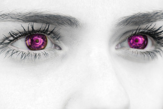 女性紫色眼睛