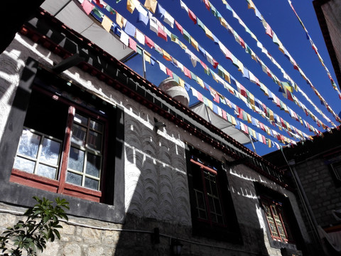 西藏民居屋顶上的经幡
