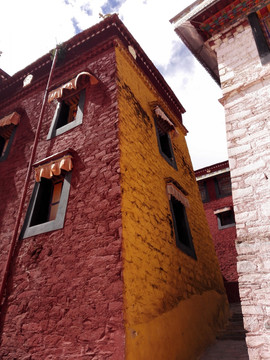 甘丹寺红色黄色墙体建筑