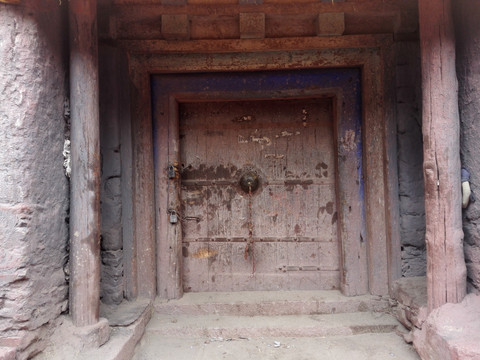 西藏萨迦寺内一木门