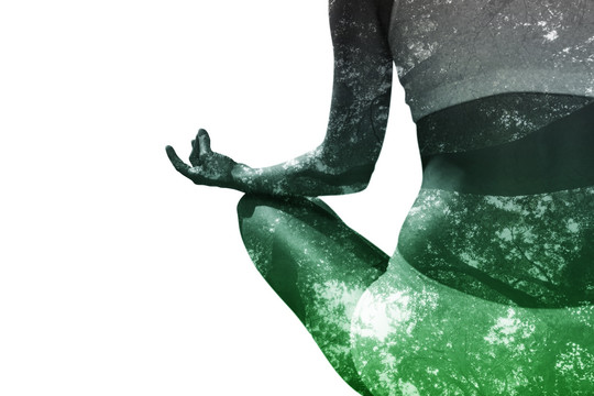 女人盘腿坐着练瑜伽的复合形象