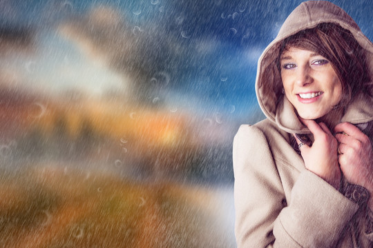 微笑的女人穿冬季外套