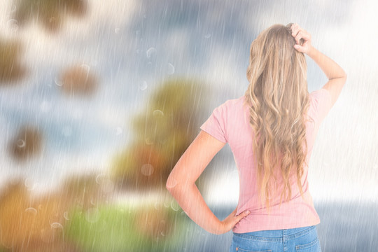 在淋雨的金发女人