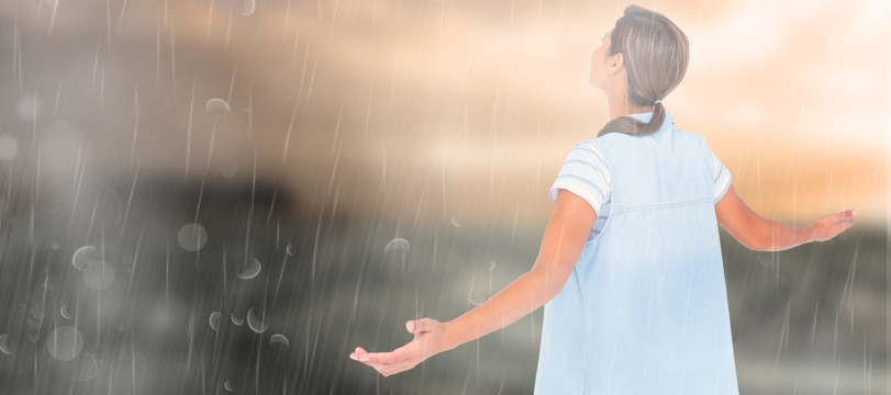 在淋雨的女人