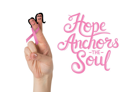 粉红色乳腺癌意识丝带和交叉手指