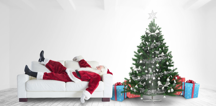 躺在沙发上的圣诞老人